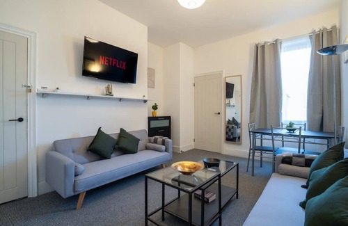 Gateshead Apartment | Cozy 3 Bed Apartment - Parking