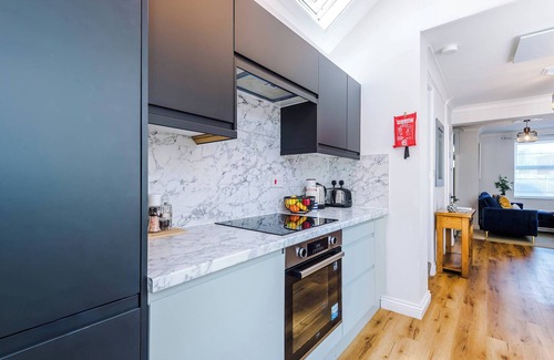 Leek House | Cozy 3-Bed Home, Perfect for Business & Groups!