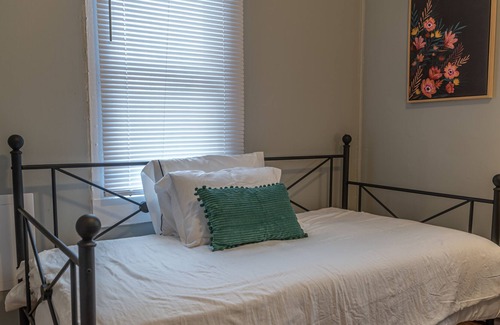 Maiden House | Cozy 3 Bed House w/Free Parking, Netflix & more.
