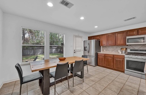 College Park House | Cozy 3-Bed Woodland Retreat with Firepit, Game Room, and Fully Equipped Kitchen!