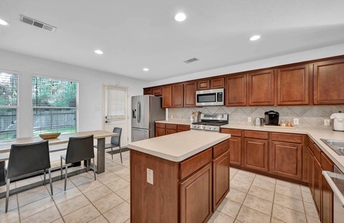 College Park House | Cozy 3-Bed Woodland Retreat with Firepit, Game Room, and Fully Equipped Kitchen!