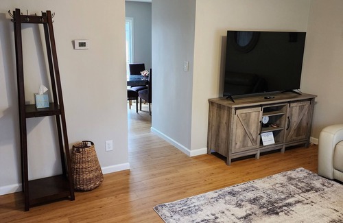 Urbana House | Cozy 3 bedroom/1 bathroom home