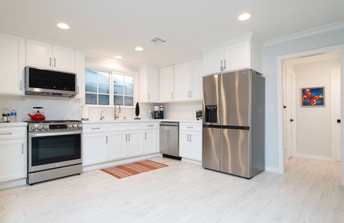 Los Angeles County House | Cozy 3 Bedroom 2 Bathroom One level Home in West Hills