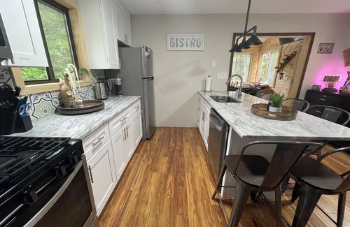 Thornhurst Cabin | Cozy 3-bedroom cabin in enchanting Pocono Lake with AC, WiFi