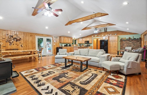 North Haverhill Cabin | Cozy 3-bedroom cabin in charming Haverhill with Hot Tub, Play Area & Fire Pit