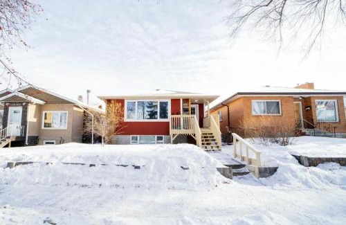 Northeast Edmonton House | Cozy 3 Bedroom Contemporary Home With Free Parking