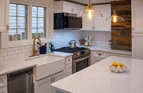Cambridge Cottage | Cozy 3-bedroom cottage steps away from the water.