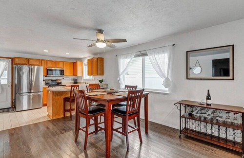 Albany House | Cozy 3 Bedroom Family Home w/Fenced Yard & Patio!