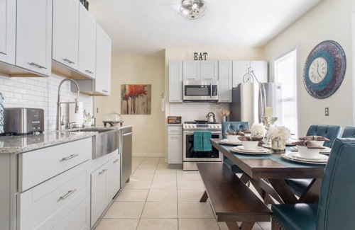 West Codman Hill - West Lower Mills House | Cozy 3 bedroom - Free Parking, close to buses.