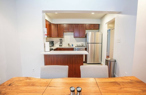 Nauck Apartment | Cozy 3 Bedroom/Great Location
