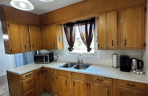 The Pas House | Cozy 3-bedroom house in amazing The Pas with WiFi, great for working crews