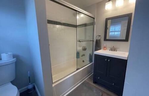 Oakmont House | Cozy 3-bedroom house Quiet street Free parking