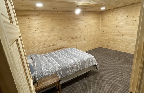 Streeter Cabin | Cozy 3-bedroom lodge in quaint Streeter with WiFi, AC. Excellent for big groups!