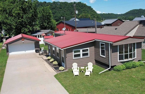 Harpers Ferry House | Cozy, 3-bedroom mobile home with WiFi, AC, garage, & bar area in Harpers Ferry!