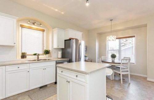 Red Deer House | Cozy 3-bedroom townhouse in Red Deer. Family and Business friendly