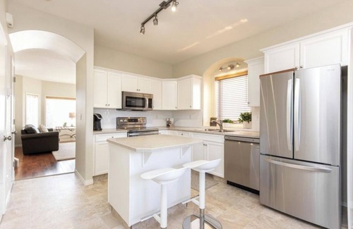 Red Deer House | Cozy 3-bedroom townhouse in Red Deer. Family and Business friendly