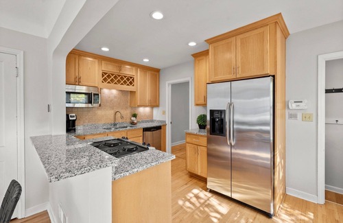 Wolfe Park House | Cozy 3 Bedroom. Family & Pet Friendly.