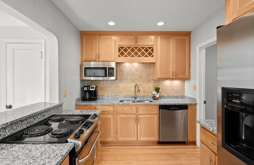 Wolfe Park House | Cozy 3 Bedroom. Family & Pet Friendly.