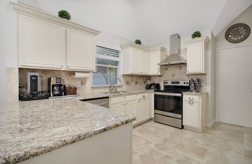 Grand Prairie House | Cozy 3 BR/Home Office/Backyard Gateway/Perfect for Longer Stays