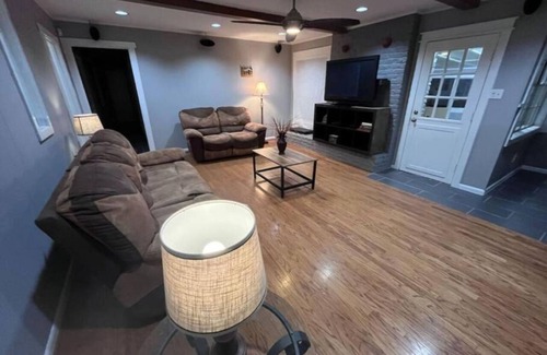 Westbury Apartment | Cozy 3-GameDen Escape HSWifi Aprox 10Min to NRG