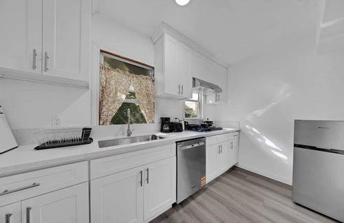 Alhambra House | Cozy 3B1B Downtown Retreat with Free Parking B