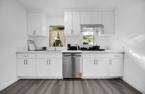 Alhambra House | Cozy 3B1B Downtown Retreat with Free Parking B