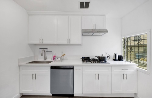 Alhambra House | Cozy 3B1B Downtown Retreat with Free Parking B