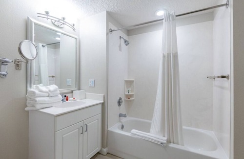 Smith's Memento Resort | Cozy 3BD/2Bath Daytona Suite - Pools, Lazy River, Bar, Slides