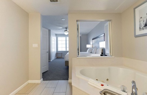 Smith's Memento Resort | Cozy 3BD/2Bath Daytona Suite - Pools, Lazy River, Bar, Slides