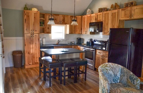 Davis Cottage | Cozy 3BR Cottage |Fishing|Private Dock|Boating