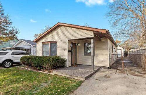 Hazel Park Apartment | Cozy 3BR Home Friendly City of Hazel Park