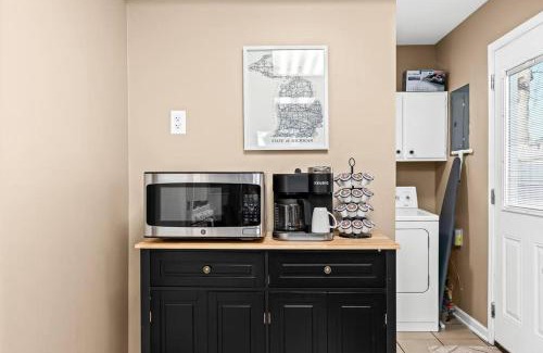 Hazel Park Apartment | Cozy 3BR Home Friendly City of Hazel Park