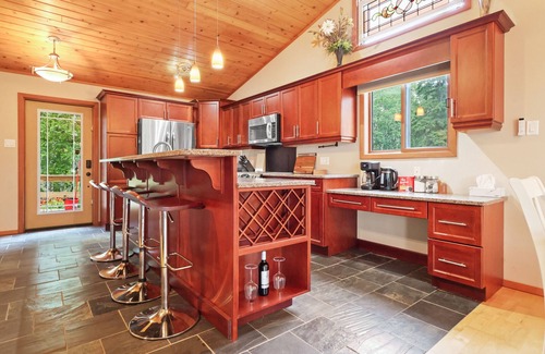 Manitoba Cottage | Cozy 3BR Lakefront Retreat Featuring Sauna, Hot Tub, Kayaks