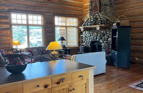 Big Sky Cabin | Cozy 4-bedroom cabin in awesome Big Sky with Hot Tub!