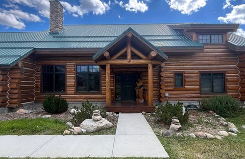 Big Sky Cabin | Cozy 4-bedroom cabin in awesome Big Sky with Hot Tub!