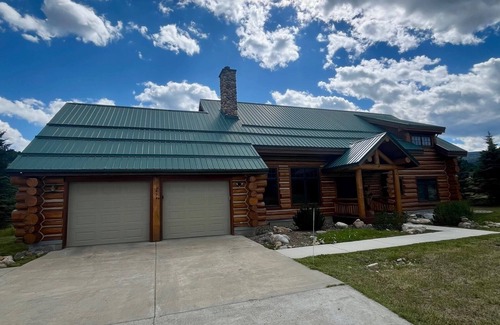Big Sky Cabin | Cozy 4-bedroom cabin in awesome Big Sky with Hot Tub!
