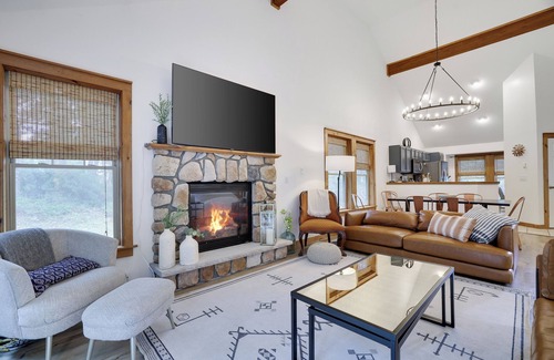 Tannersville House | Cozy 4-bedroom townhome with Hot Tub, BBQ Outdoor & Dine, Camelback Mountain