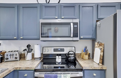 Tannersville House | Cozy 4-bedroom townhome with Hot Tub, BBQ Outdoor & Dine, Camelback Mountain