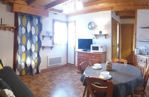 Crest-Voland Apartment | Cozy 4-Person Apartment in Crest-Voland - Near Slopes & Village, Balcony & Pet-Friendly