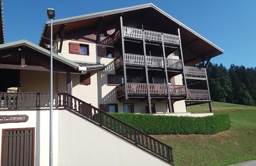 Crest-Voland Apartment | Cozy 4-Person Apartment in Crest-Voland - Near Slopes & Village, Balcony & Pet-Friendly