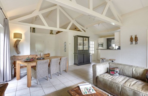 Uden House | Cozy 4-person bungalow with lovely private outdoor hot tub.