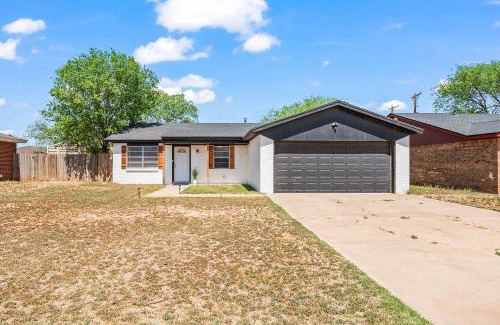 North by Northwest House | Cozy 4BD - Fire Pit & BBQ - 10 Min from Downtown