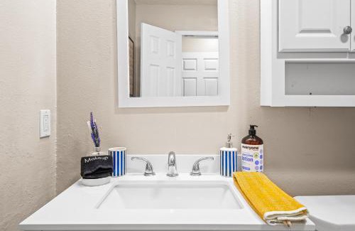 North by Northwest House | Cozy 4BD - Fire Pit & BBQ - 10 Min from Downtown