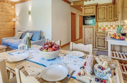 Champagny-en-Vanoise Apartment | Cozy 55m² apartment with terrace, 6 people, parking, pool access