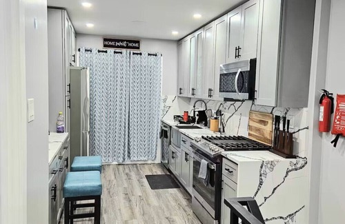 Newbold House | Cozy 5BR Home, City Center, Live! Casino, Hot tub with city View