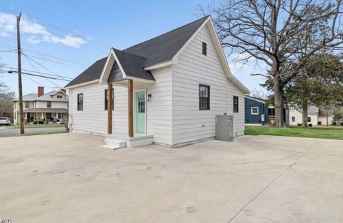 Burlington House | Cozy 6-Guest Stay Near Elon Univ & highway 85 #1