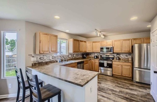 Longmont House | Cozy 6BR! Great for Large groups