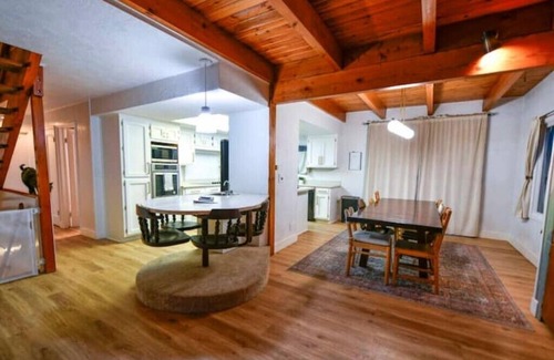 Idaho Falls House | Cozy and Artistic Space with a library and a Floating Net