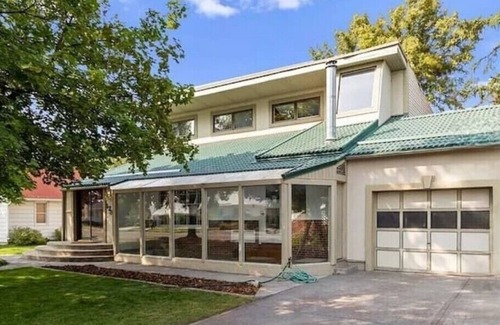 Idaho Falls House | Cozy and Artistic Space with a library and a Floating Net