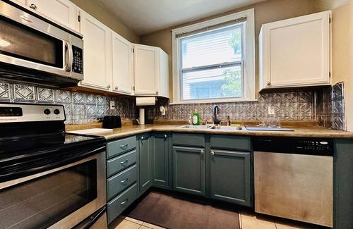 Meridian-Kessler House | Cozy and Central I SoBro I Steps to Dining & Monon, Sleeps 6, Private Parking.